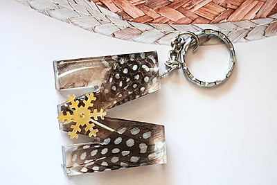 'M' FEATHER MANNIA LETTER KEYCHAIN 'M' FEATHER MANNIA LETTER KEYCHAIN