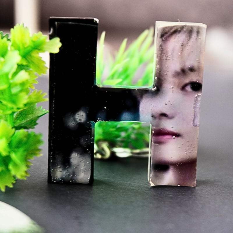'H' LETTER BTS PHOTO KEYCHAIN 'H' LETTER BTS PHOTO KEYCHAIN