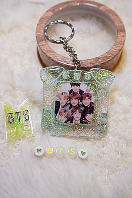 BTS GROUP FOLD EARS CAT PHOTO FRAME KEYCHAIN BTS GROUP FOLD EARS CAT PHOTO FRAME KEYCHAIN