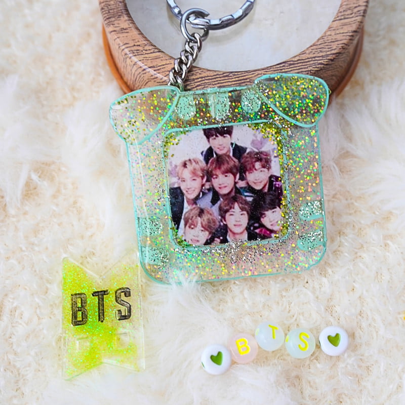 BTS GROUP FOLD EARS CAT PHOTO FRAME KEYCHAIN BTS GROUP FOLD EARS CAT PHOTO FRAME KEYCHAIN