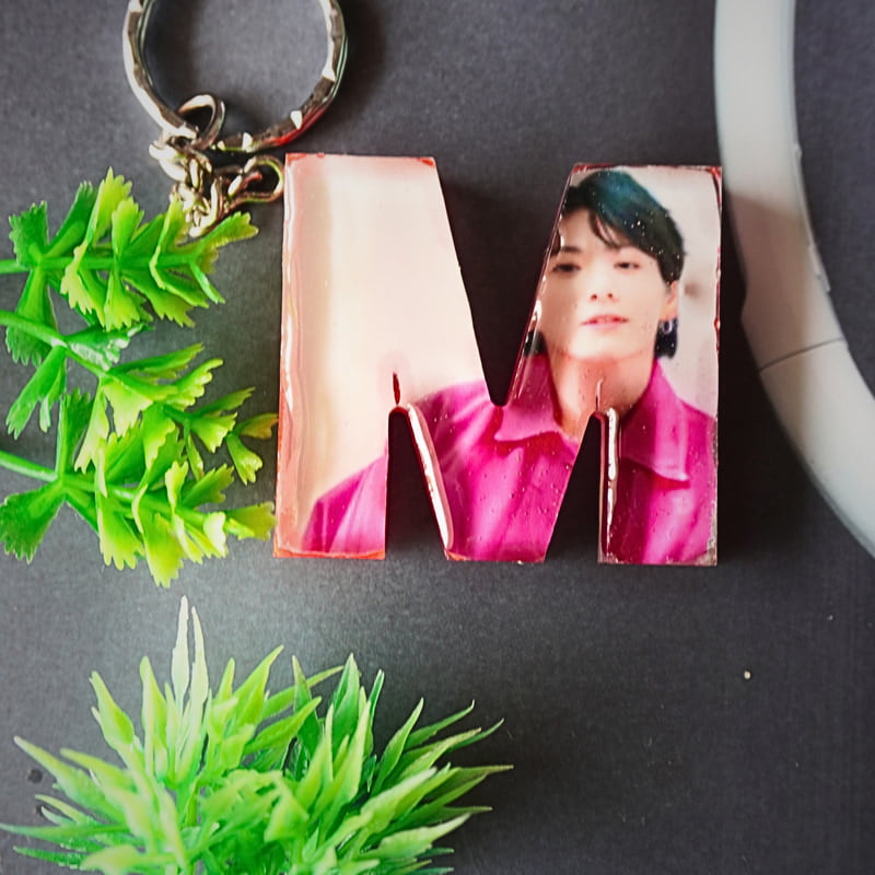 'M'LETTER BTS PHOTO KEYCHAIN (LPK0002) 'M'LETTER BTS PHOTO KEYCHAIN (LPK0002)