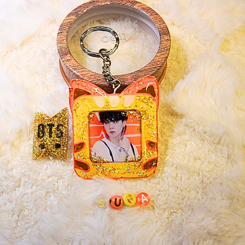SUGA BTS ERECTEARS CAT PHOTO FRAME KEYCHAIN SUGA BTS ERECTEARS CAT PHOTO FRAME KEYCHAIN